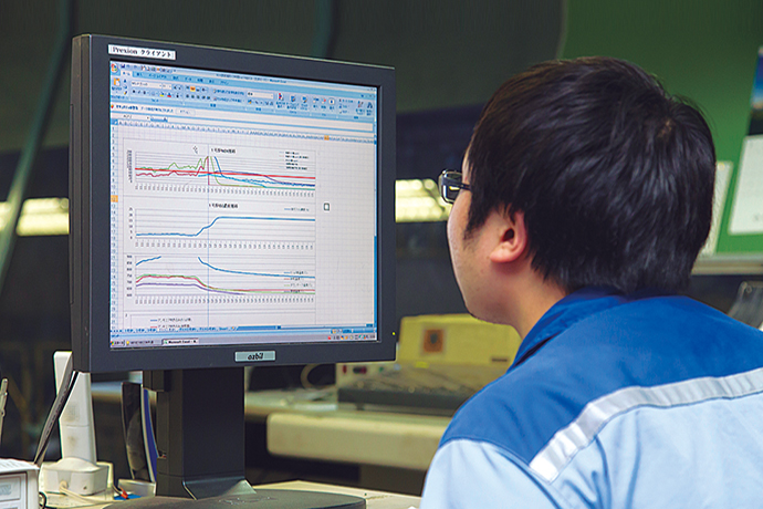 運転室にあるPREXION。操炉データの長期にわたる蓄積が可能となっており、様々な角度からのデータ分析を行うことで運転の改善を図るとともに、設備トラブルの原因究明にも役立てている。同じ端末が整備、技術などの部門にも設置されており、逐次、操炉の様子を確認することができる。
