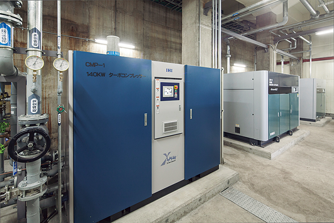 今回導入された工場系統用コンプレッサ。ターボコンプレッサ(140kW)、インバータスクリューコンプレッサ(160kW)、定速スクリューコンプレッサ(100kW)がそれぞれ1台、計3台となる。