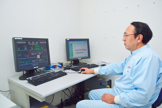 中央監視室に設置されたHarmonas(左)とEneSCOPE。Harmonasが製造ラインの機器の状態を監視し、EneSCOPEが電力使用量などの監視を行っている。