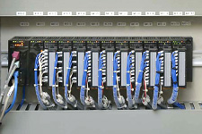 第一配湯所に設置された計装盤内にはインバータ制御に用いられる計装ネットワークモジュールNX、デジタル指示調節計SDCシリーズが組み込まれている。
