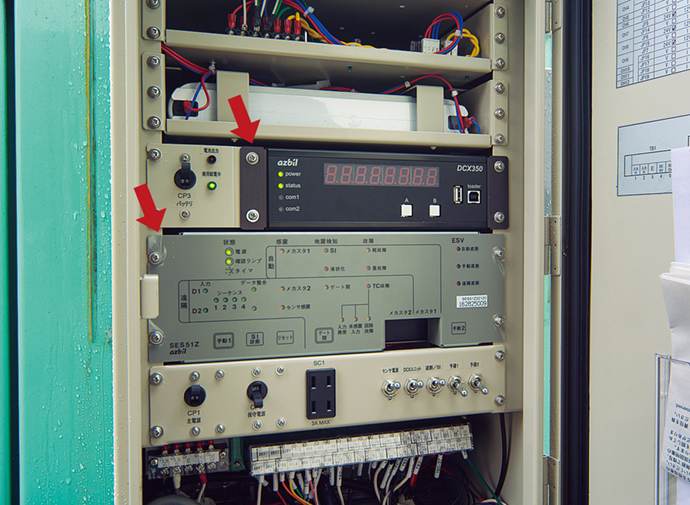 地区ガバナに設置されたFOMA対応遠隔データコレクタ DCX350と遮断制御ユニットSES51Z。