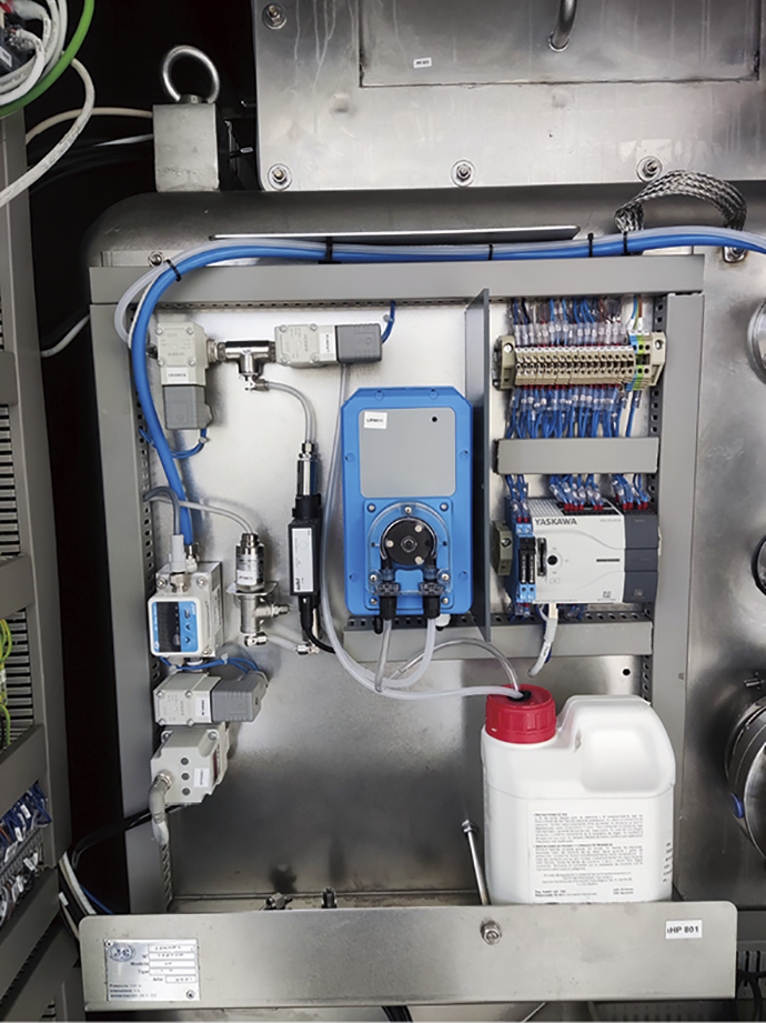 アイソレータ内に装備されているアズビルテルスターのionHP+。アイソレータでのプロセス終了後、過酸化水素水を用いてハウジング内の滅菌作業を実施する。