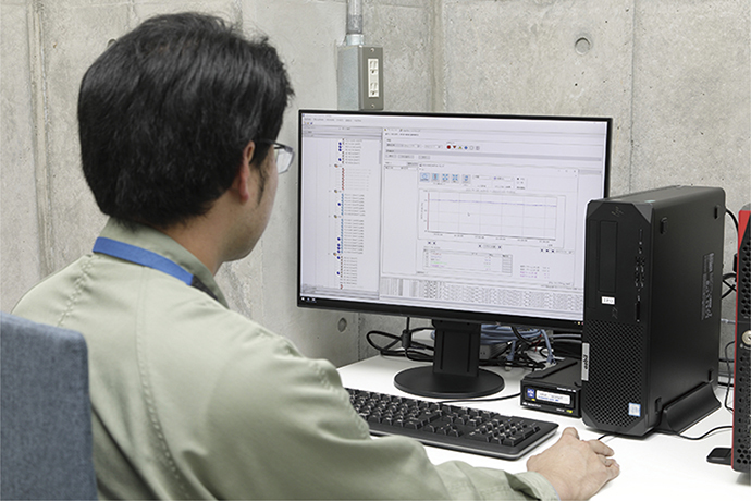 計器室に設置されたIFOのモニタ画面。フィールド機器の稼働状況を現場に赴かなくても計器室から確認できる。