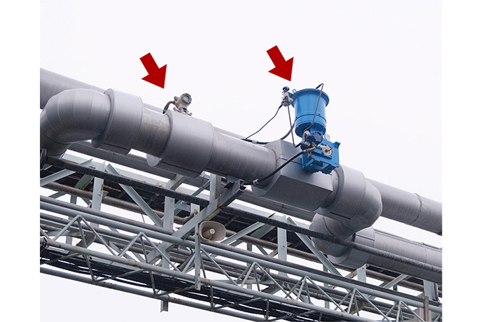 ボイラ側で蒸気送出直後の圧力を制御する蒸気調整弁のFloWing™ 偏心軸回転形調節弁（右）と蒸気流量計 STEAMcube™（左）。