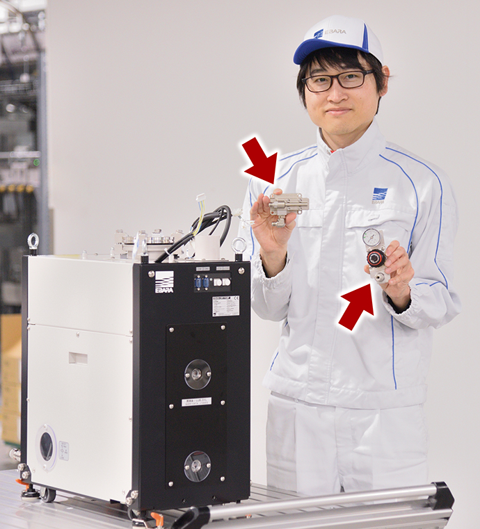 省エネルギー・省スペースのドライ真空ポンプ EV-S型の中に組み込まれているレギュレータブロック(右)と配管ブロック(左)