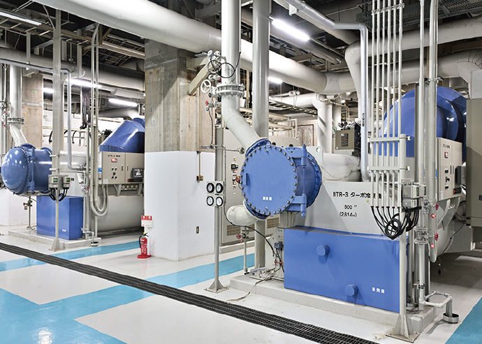 電動ターボ冷凍機。ここで作られた冷水が導管を通って需要家に供給される