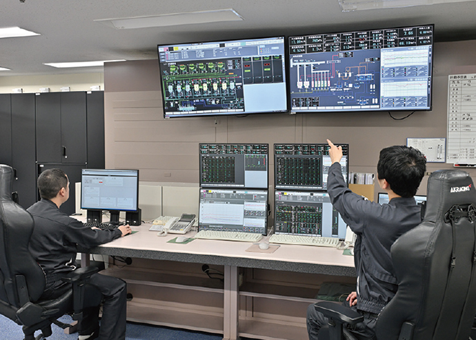 地域熱供給プラントの監視・制御を行うHarmonas-DEO。55インチの大型モニタを導入し、監視画面に加え、気象情報や防犯カメラの映像なども同一の画面に表示し、オペレータ全員が一目で状況を把握できる環境を整えた