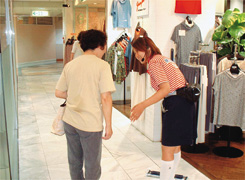 店舗内の清掃ならびにお客さまのご案内を行うマーメイドスタッフ