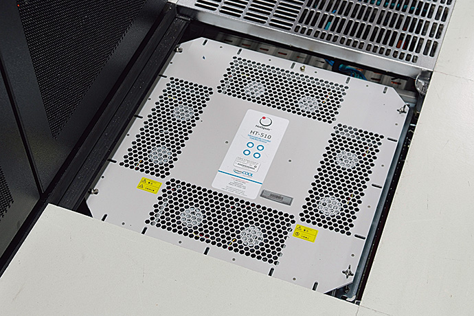 サーバルーム内に15台設置されている床冷却ファン「HT-510」。その配置は、山武のCFDシミュレーションに基づく熱気流解析により決定されている。(グリルパネルを外した状態で撮影)