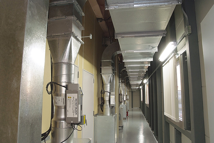 動物飼育・実験エリアの外周廊下に設置されているInfilex VN。動物飼育室の各部屋単位にInfilex VNを設置し、給排気を連動させた風量体積制御と室圧補正制御を行っている。