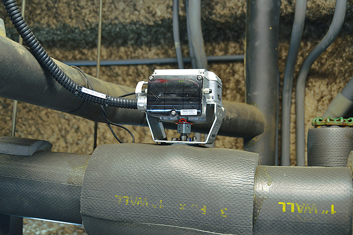 空調機の冷水コイル配管に導入された流量計測制御機能付電動二方弁ACTIVAL。制御弁、流量計、圧力計、温度計の4つの機能をオールインワンで持っているため、流量計測制御機能を実現する際に大きなコストダウンが可能。