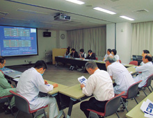 省エネルギー推進委員会が実施する会議の様子。新たな省エネ施策の検討や実施した施策の成果の報告が活発に行われている。