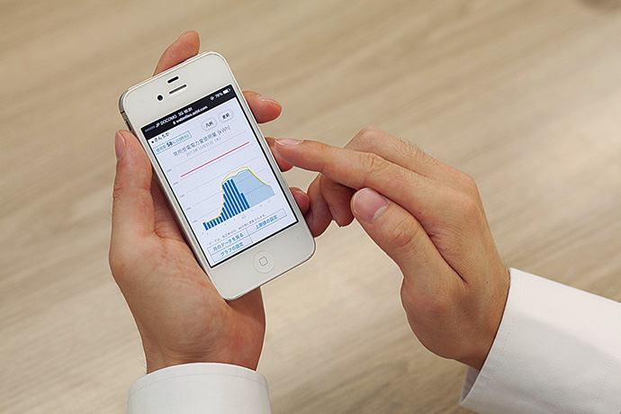 Web-Infilexはスマートフォンからのアクセスも可能。自席を離れている際や外出時のほか、自宅からも消費電力の状況を閲覧することができる。
