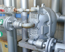 洗浄槽からオーバーフローした温水をくみ上げるためのパワートラップ。被膜工程で利用されている蒸気の一部によって駆動するため、防爆処理や電気式のような配線が不要であるなどのメリットをもたらしている。