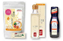 太田油脂が販売する健康志向で話題の商品。左から「毎日えごまオイル」「えごま油(しそ油)」「国産タマネギ毎日えごま油ドレッシング」