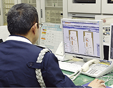 高松シンボルタワーの中央監視防災センターに設置されているsavic-net FX2 セキュリティ。建物内の各部屋の出入り口に設置された非接触ICカードリーダと連動し、在/不在(警戒/非警戒)状況などを入退室管理システムとして一元管理している。