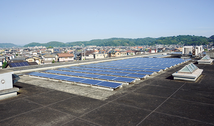ライフパーク倉敷の屋上に設置されているソーラーパネル。太陽光発電の導入も今回のESCO事業における目玉施策の一つ。