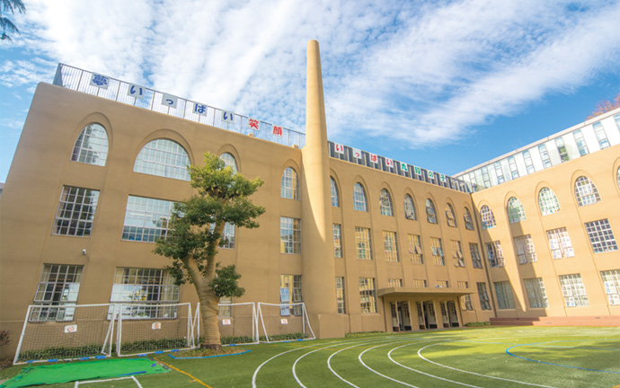 施設の象徴にもなっている煙突。地下にある体育館の空調は地熱が利用されており、現在はその排気に使われている。