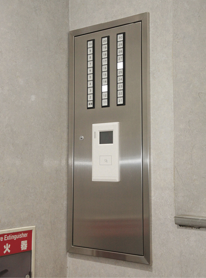 ビル1階の警備室前に設置されたエレベータ不停止解除リーダ。自社のオフィスがあるフロアが不停止状態になっている場合、テナント入居者が自分の携行するカードでその解除を行うことができる。