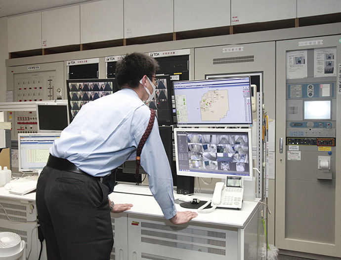 警備室に設置されたsavic-net FX2セキュリティ。建物全体や各フロアのセキュリティ監視が行われている。