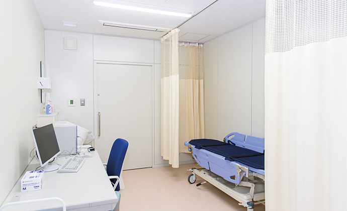 多用途型トリアージ施設内に設けられた診察室。天井内に設置されているInfilex VNが動作して室圧をコントロールしている。
