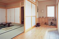 母屋の和室には趣味の茶道と華道に用いる水屋を併設