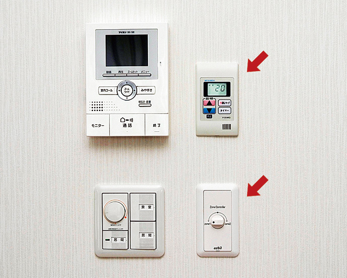 全館空調システムの冷暖房を制御するコントロールパネル。1階の居間に設置されている。