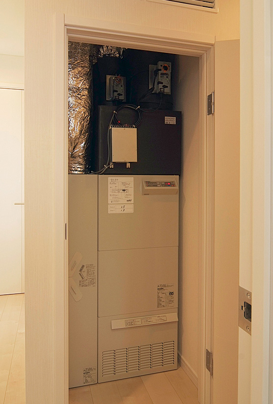 2階の0.5畳程度の小さなスペースに設置された空調室内機と換気装置。フィルタの掃除などメンテナンスも手軽に行えるようになっている。