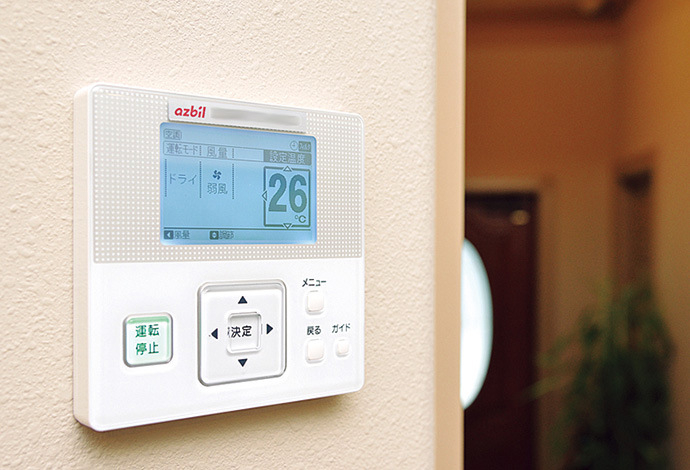 全館空調システムの冷暖房を制御するリモートコントローラ。1階のキッチンスペース脇に加え、2階にも設置されている。