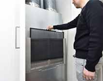全館空調システムの本体となる室内機の前面に取り付けられている電子式エアクリーナのフィルタ。2週間に1回程度、フィルタ表面のホコリを掃除機で取り除くだけと、日常のお手入れも簡単。