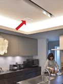 リビングやキッチンなど各所に配置された温風、冷風の吹出し口。空調の効果を最大化するため、室内の気流を考慮して取付け位置を設計している。
