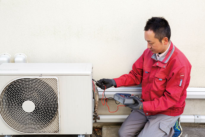 「室外機」で、電圧・電流など電気系統の点検などを行う。