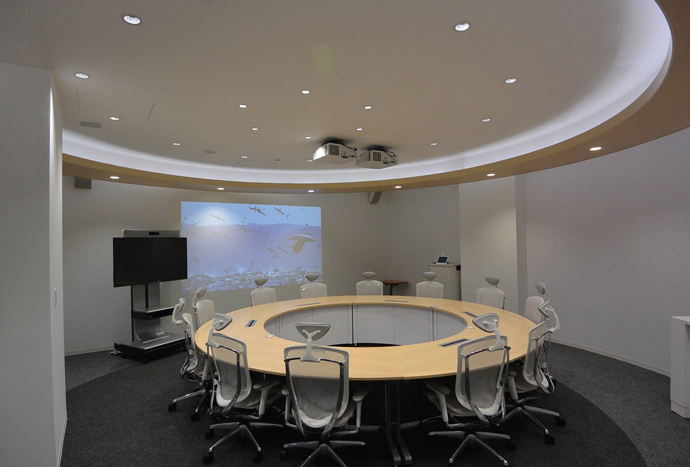 藤沢テクノセンター内に設置された、お客さまとの共創の場「Management Room」。TV会議システムで国内外のアズビルの事業所と結ばれ、様々な地域のお客さまと最新の情報を共有し、コミュニケーションを⾏うことができる。