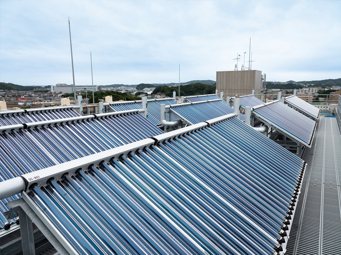 屋上に設置された太陽熱エネルギー設備