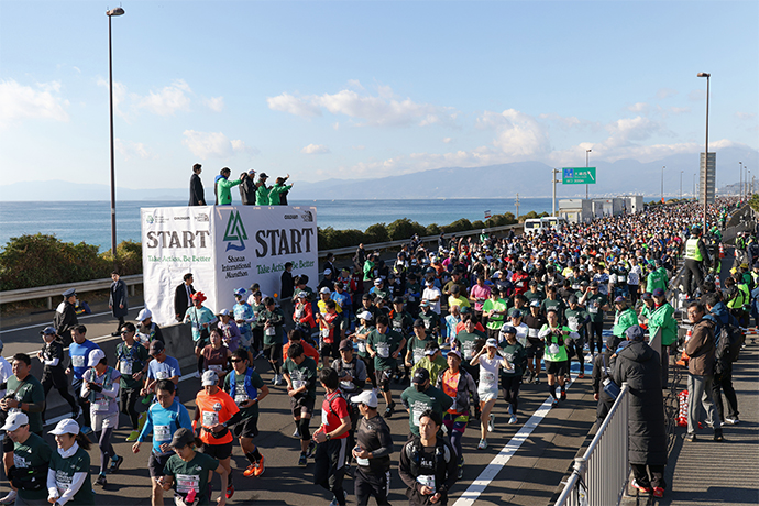 湘南の海沿いの道を疾走する参加者
