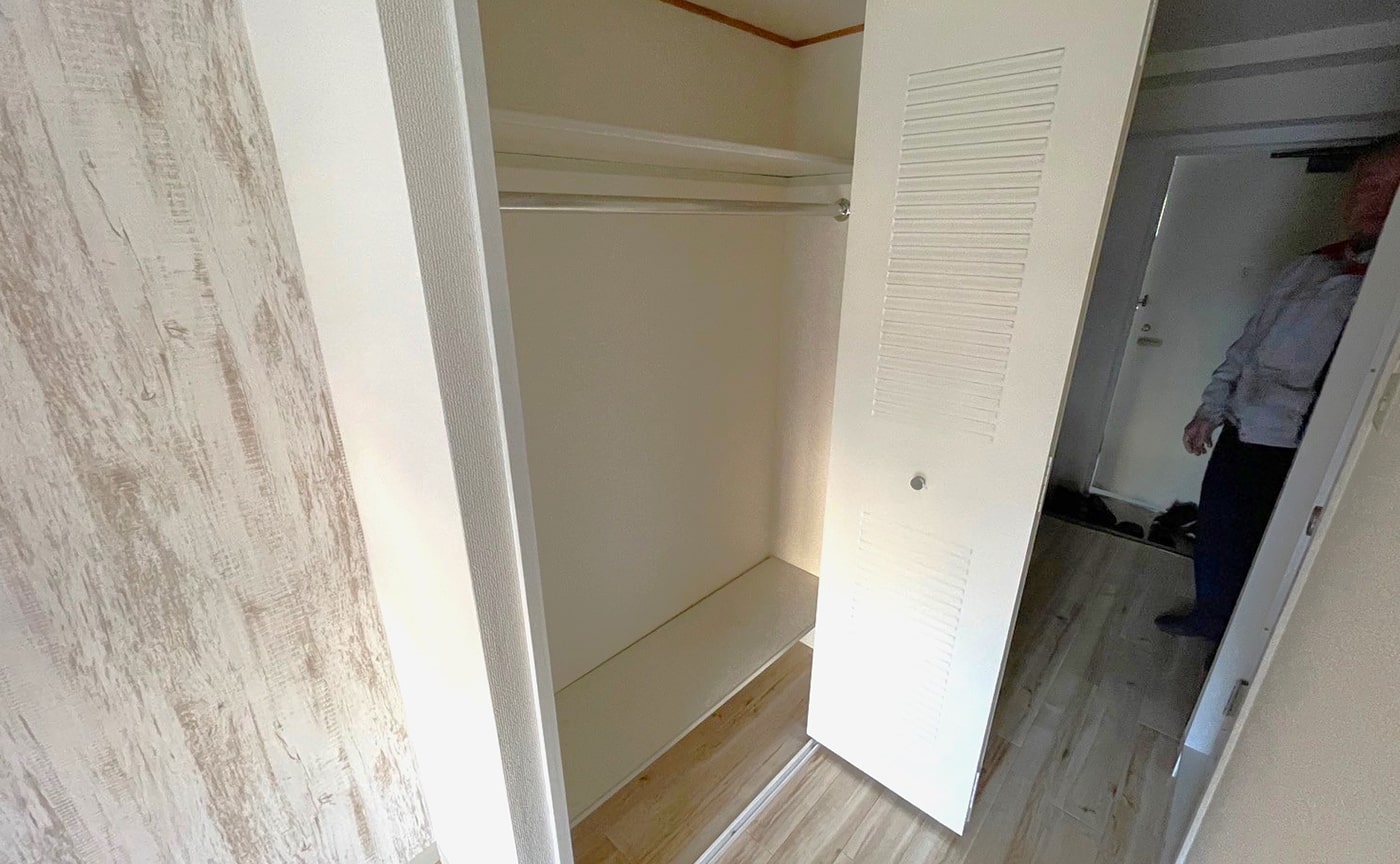 クローゼットは一人暮らしには十分な大きさです！