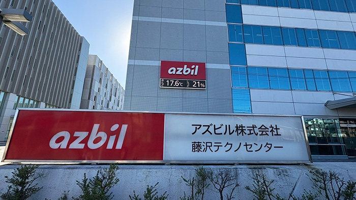 藤沢駅から徒歩15分ほどにある、アズビルの開発拠点の「藤沢テクノセンター」です！JR線の東京⽅⾯の電⾞から⾒える温湿度計が特徴です。