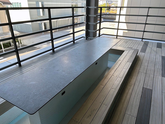 藤沢テクノセンターの⽳場スポットと⾔われている⾜湯を⾒つけました！⾜湯に⼊りながらご飯を⾷べたりやおしゃべりをして楽しめる場所のようです。⼊社して探してみてください。