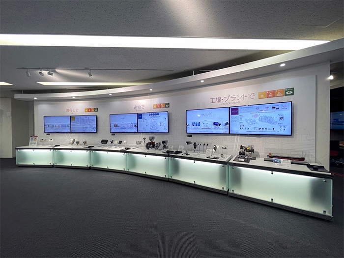 お客様向けの製品を展⽰してあるスペースです。⼯場・プラント向け、ビル向け、ライフライン向けとそれぞれ紹介されていました。