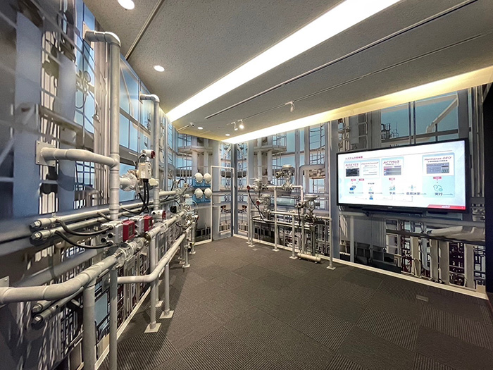 実際のプラントのお客様の現場を模したショールームで、それぞれの製品について紹介しています。