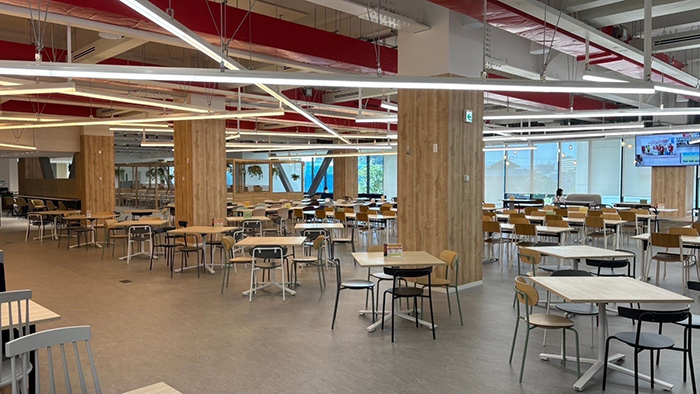 ⼤きな⾷堂が併設されています。同期や先輩後輩などの世代にかかわらず楽しく⾷事をしており、温かい雰囲気があふれていました。毎⽇メニューが変わっているそうです。お昼ご飯だけでなく、夜メニューもあり⾷堂でご飯を⾷べる社員もいるそうです。