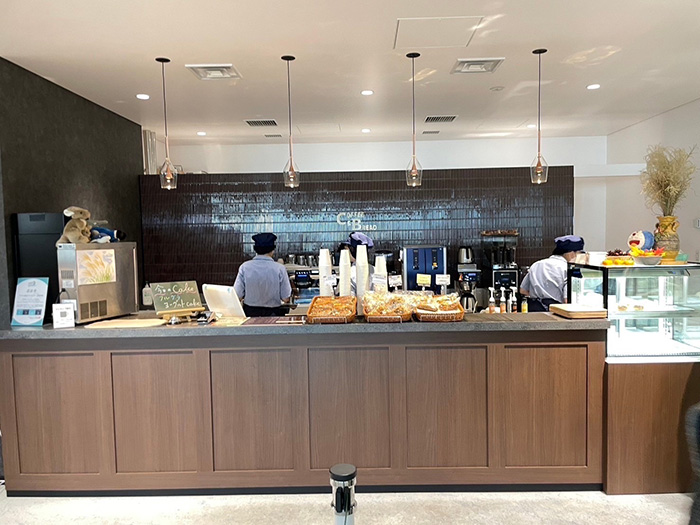 コーヒーが飲めるカフェが⾷堂にありました。朝には焼き⽴てのパンがあり、朝ご飯にパンを⾷べてからお仕事をしている⽅も多いそうです。