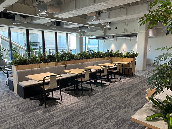 緑に囲まれながら作業ができるスペースがあります。開発拠点ならではの落ち着いた環境で、柔軟な発想が得られそうですね。