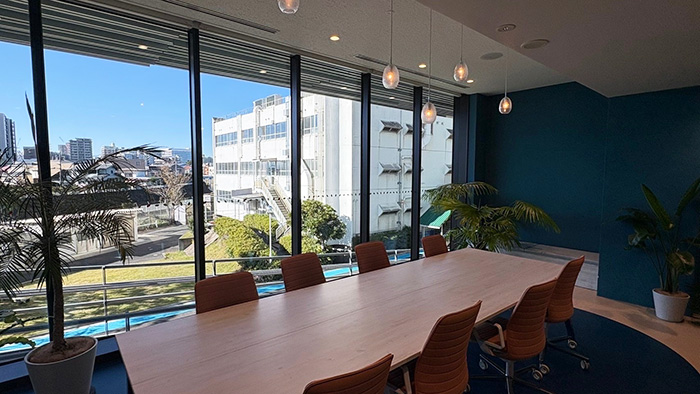 おしゃれな会議室があります。湘南の海を想像させる内装で藤沢ならではの会議室になっています。