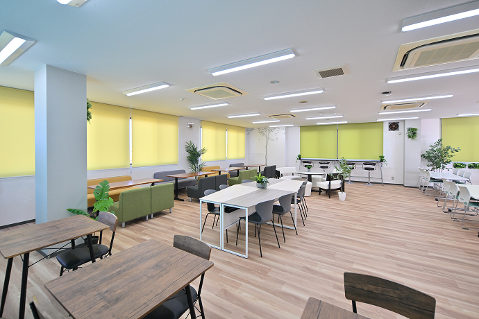 The cafeteria in Building 1 has been transformed into the Green Lounge, serving as a place for employee communication