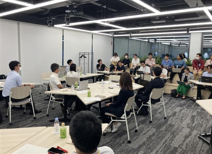 An exchange event with members of Mitsubishi Logisnext was held at Azbil’s Fujisawa Technology Center