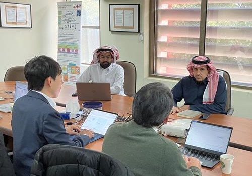 Auditors also conduct on-site audits at overseas locations.<br>*The photograph shows an internal audit in progress in Saudi Arabia