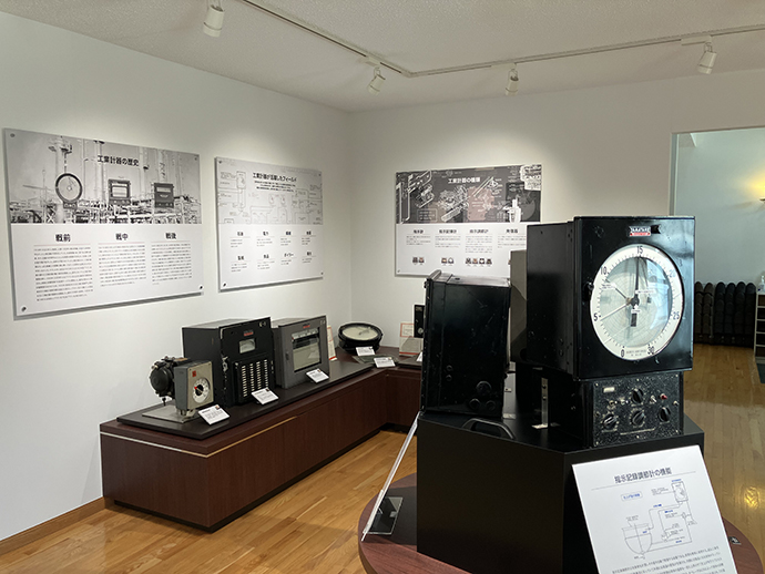 Alongside the actual display of azbil Group’s groundbreaking products, exhibit panels also provide an easy-to-understand explanation of the group’s history.